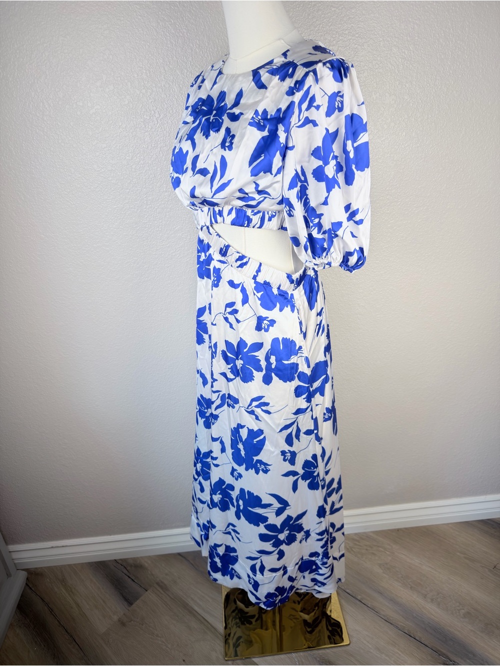 NWT Petal & Pup White & Blue Floral Midi Dress Waist cutout Puff Sleeve, Medium - Picture 3 of 7